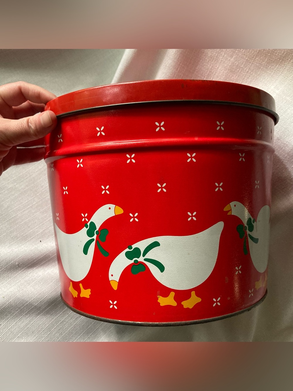 1984 Bertles Can Co. Honkin' Huge Holiday Geese Decor Tin!